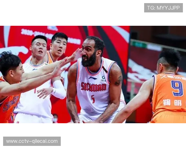 清华男篮李玉章犯规后卡通表情逗乐观众，裁判笑着拉起球员